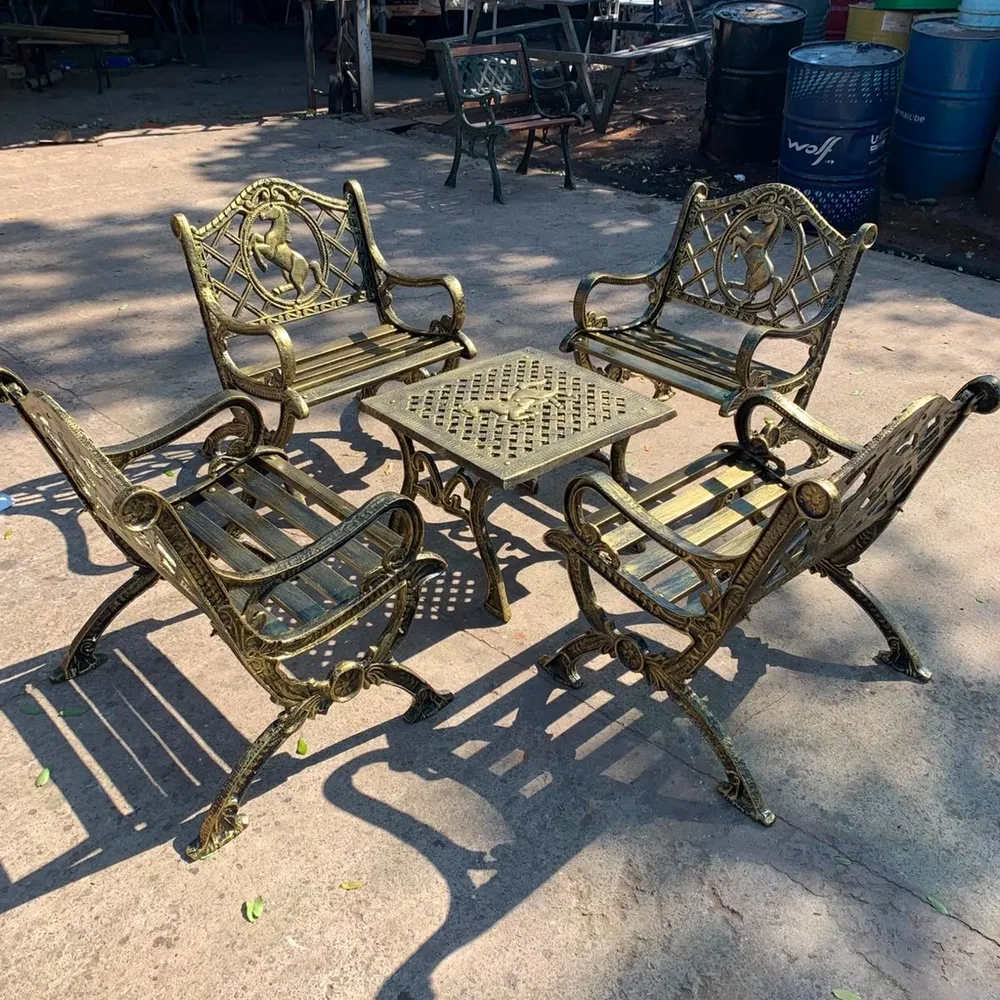 Juego de jardín diseño Caballito: cuatro sillones con un caballo en el respaldo y una mesa cuadrada, en dorado envejecido