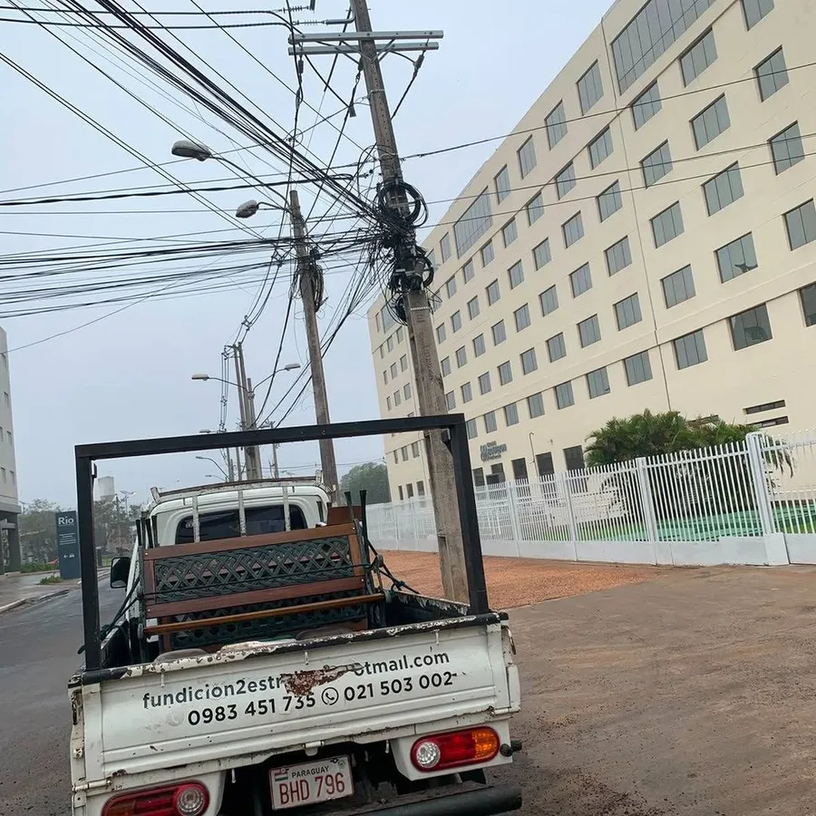 Camioneta de la fábrica con un banco de jardín cuadrillé cargado, lista para la entrega