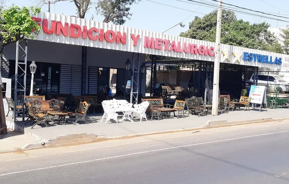 Frente del local de Fundición y Metalúrgica Estrellas sobre Acceso Sur, con juegos de jardín expuestos en la vereda