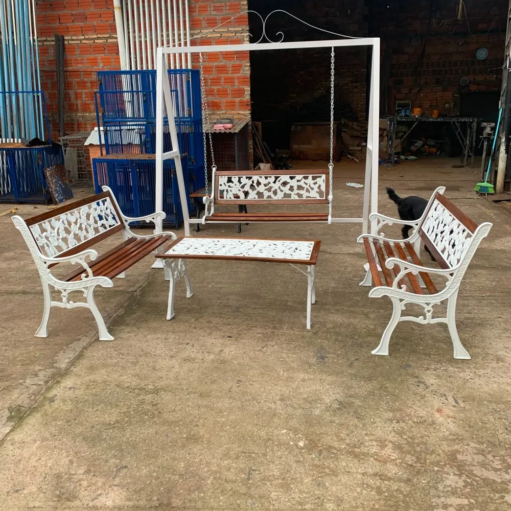Juego blanco con dos bancos de listones, una mesa ratona y una hamaca de jardín con estructura blanca