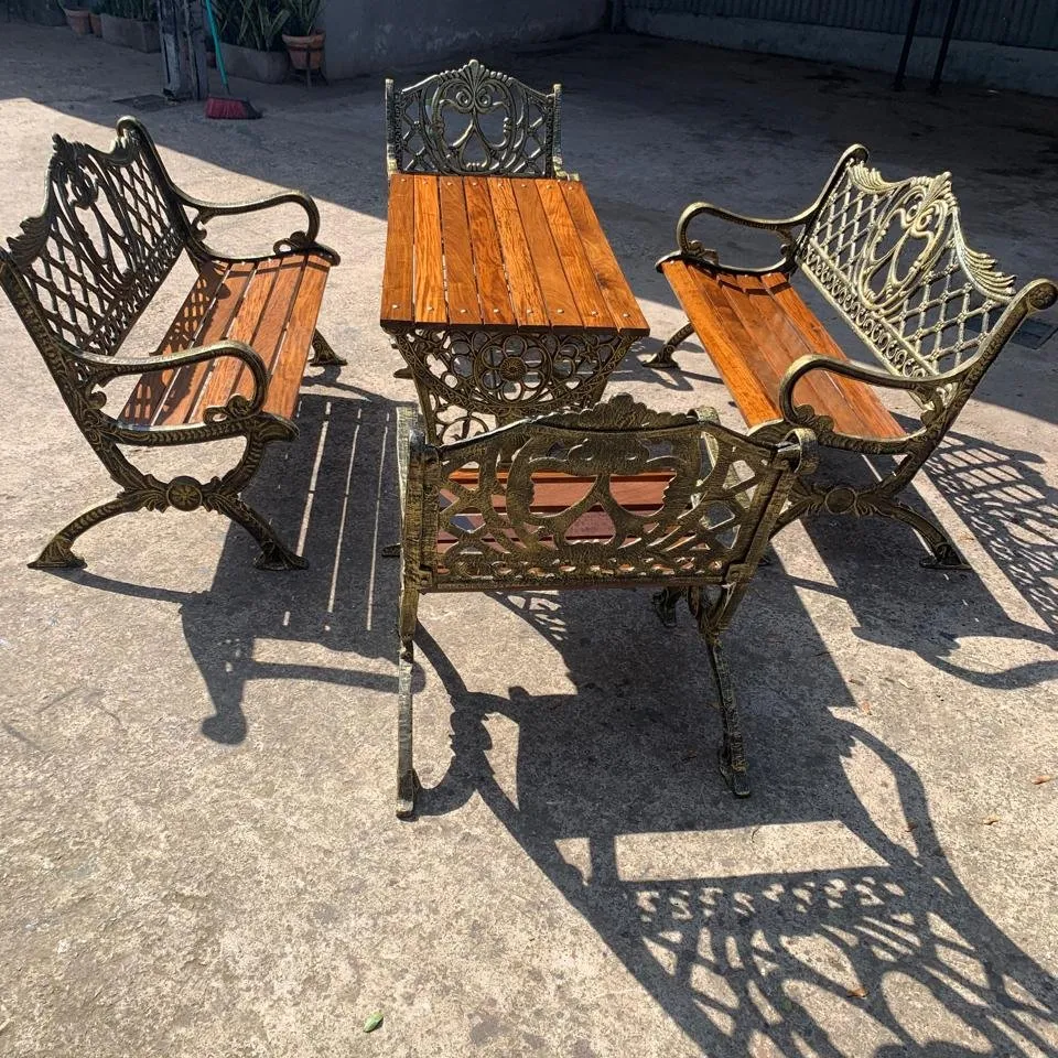 Juego Imperial visto de costado: banco de tres cuerpos y sillones con listones de lapacho
