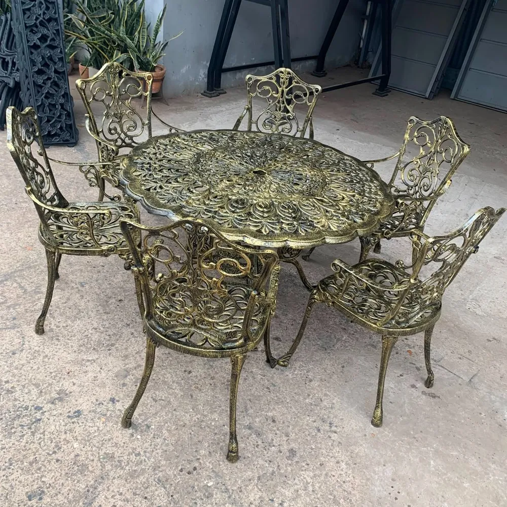 Juego de jardín diseño Lugano con mesa redonda y sillones calados, en acabado dorado envejecido