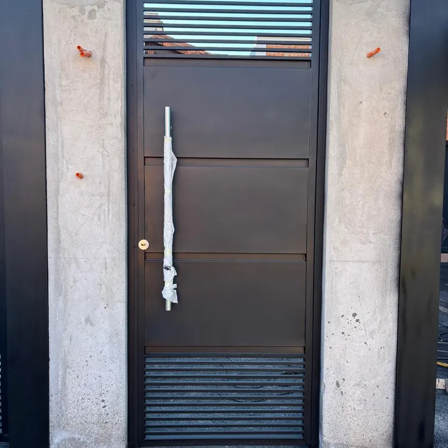 Portón peatonal de hierro negro con manija larga