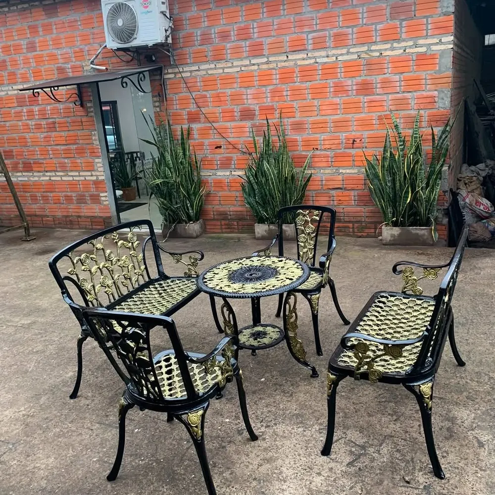 Juego de jardín negro con detalles dorados y motivo de rosas: banco, sillones y mesa redonda